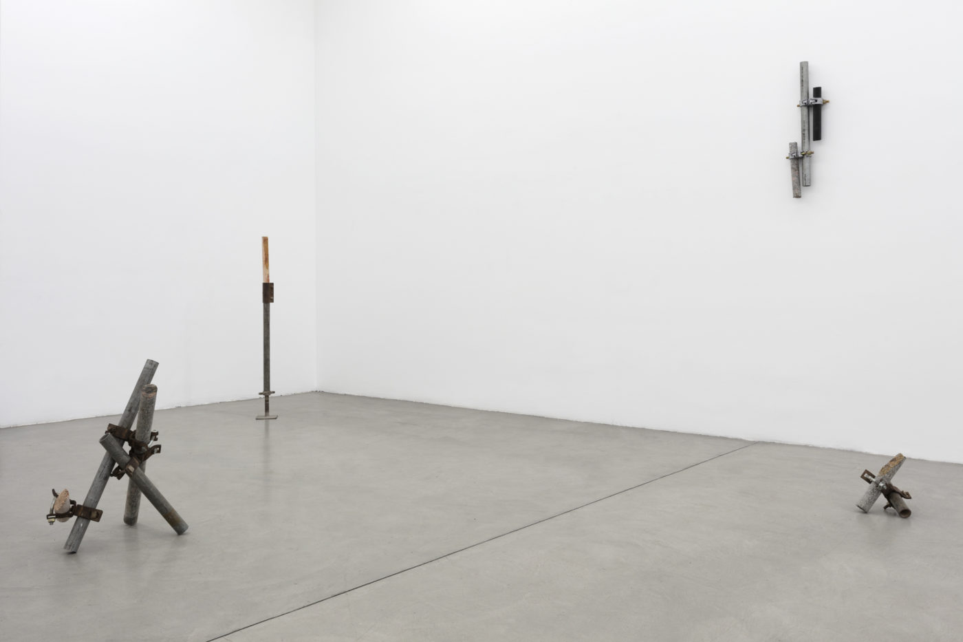 Daniel De Paula. Installation view at Francesca Minini, Milan. ph. Andrea Rossetti